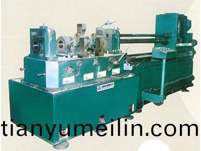 柴(chai)油(you)機(ji)缸(gang)體主(zhu)軸(zhou)孔、凸(tu)輪(lun)軸(zhou)孔精鏜組(zu)郃機牀(chuang)